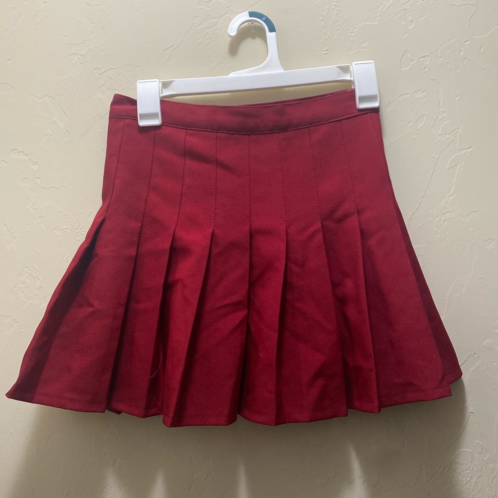 Red pleated skirt with zipper on the side #miniskirt #pleatedskirt
